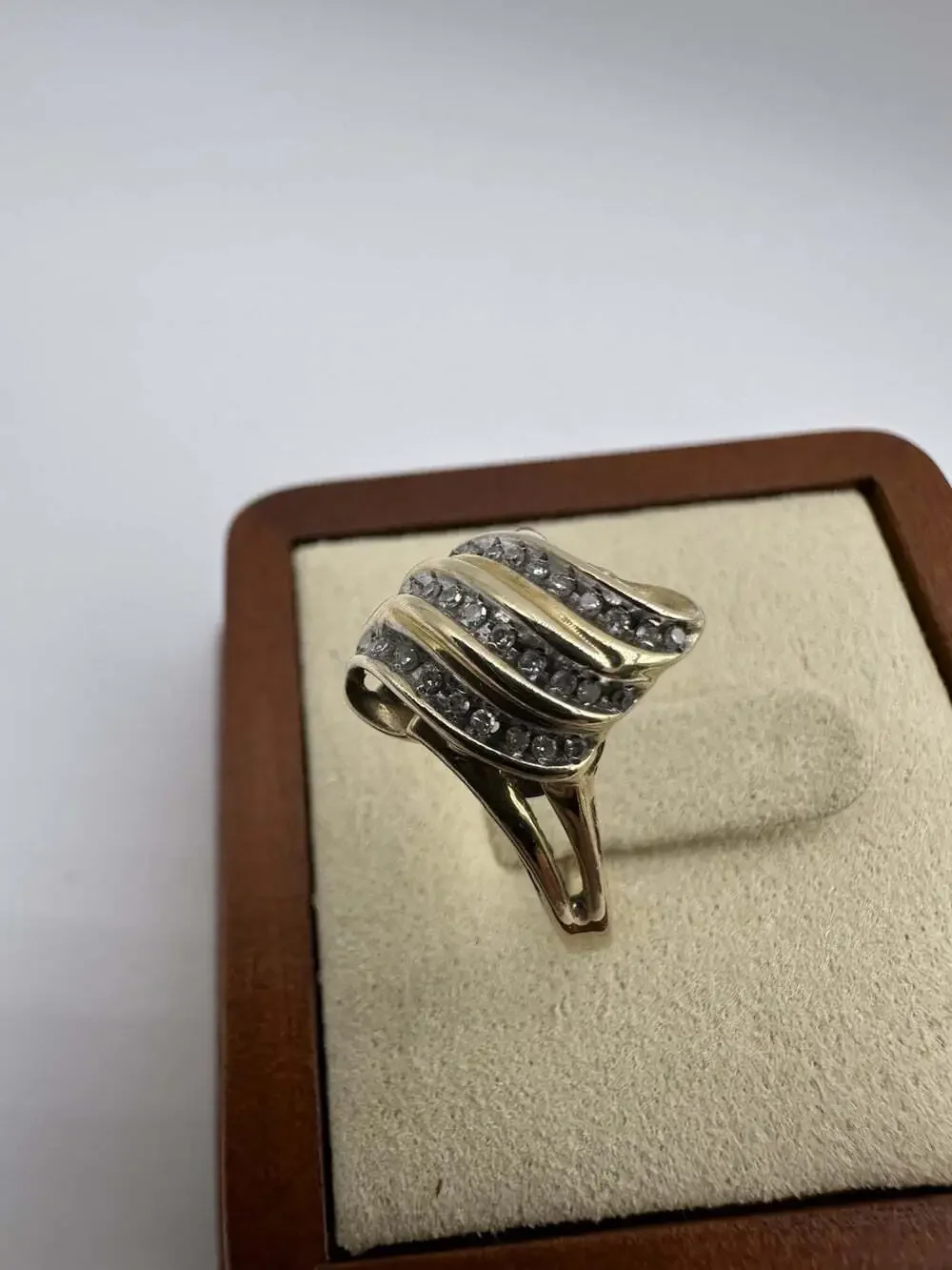 10k Yellow Gold Ladies Ring with Diamonds Size 7.5